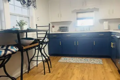 Image de New! Lake Bowen Escape - Fresh Decor - Private Dock