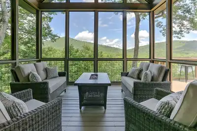 Image de Fireside Sips, Soothing Hot Tub Soaks, Hiking Trails, Lakeside Dining & Scenic Golf - Field of Stars