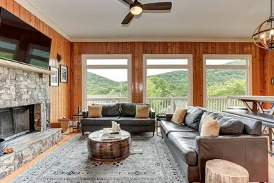 Image de Lazy Lodge - Golf Course Views & a Hot tub!