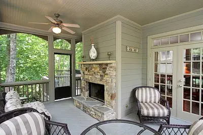 Image de Tippy Canoe Lodge - Relax by the fireplace, play games + more!