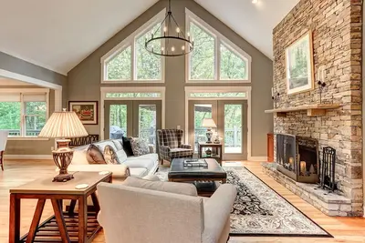 Image de Wilderness Lodge - The perfect getaway home in Big Canoe!
