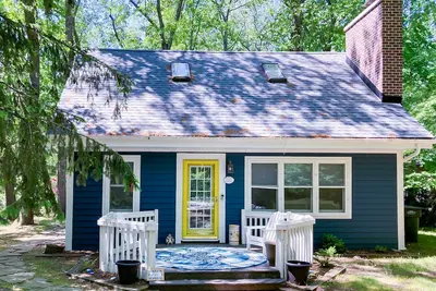 Image de Bright cottage near beach with fast WiFi, washer\/dryer, central Ac & firepit