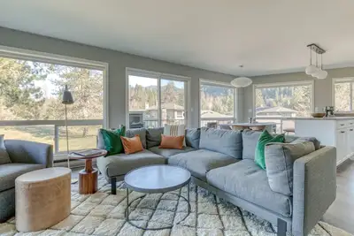 Image de Mountain-view condo on the golf course with WiFi, private W/D & gas grill