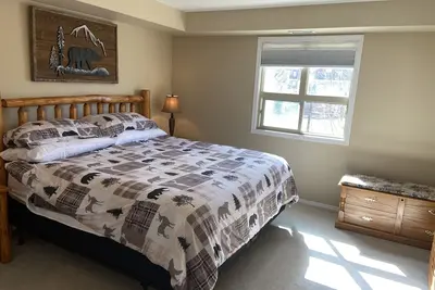 Image de Bears Den, sleeps 6, lakefront, amazing location, sun deck overlooking pool/lake