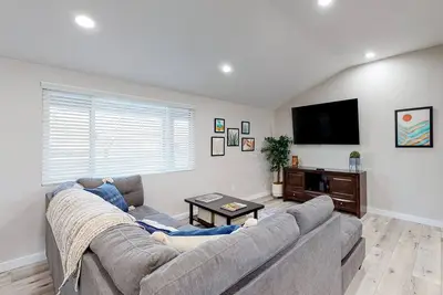 Modern Ranch with Private Putting Green, Fast WiFi, Central Ac, & Great Location