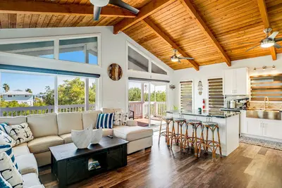 Image de Pristine Waterfront Charmer - Outdoor Living & Dining, Dock, Ac - Snowbirds Ok