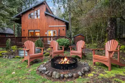 Image de Enchanting Riverside Experience, Hot Tub, Fire-Pit, Communal Pool, 17 Miles to Mt Hood, Pet-Friendly