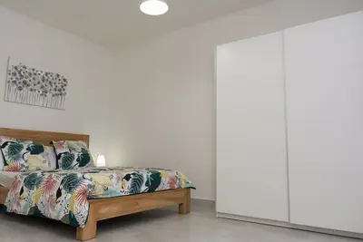 Modern Town House  _ 5 Mins from the beach!