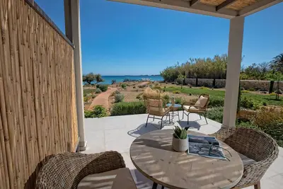 Image de Votsalo - Beachfront villa suite