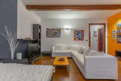 Image de Central Ferrara Apartment! x7