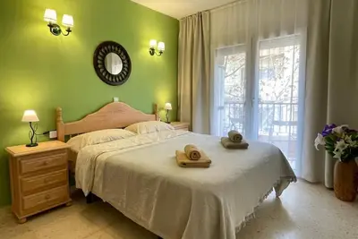 Image de Central and only 50 meters from the beach