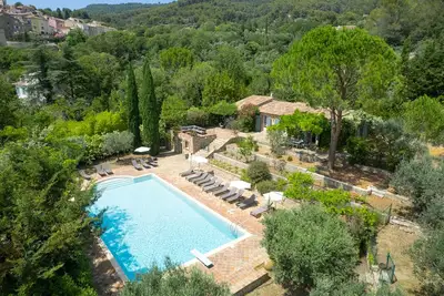 Image de Grande propriété provençale avec 2 tennis, terrain de sport et piscine privatifs