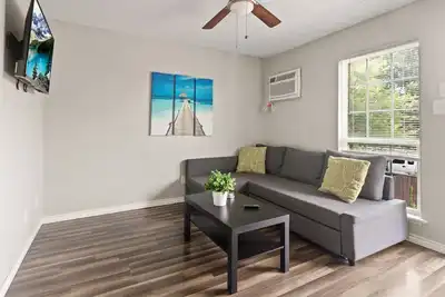 Image de Prime Location! Less than a mile from At&T Stadium