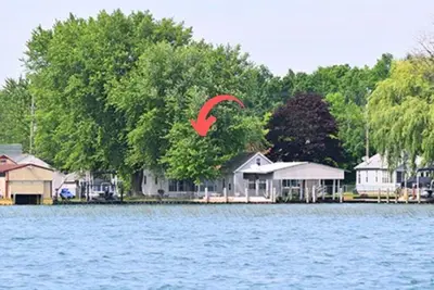 Image de Waterfront Lake St Clair 2 covered boat wells with 2 Boat lifts, firepit,