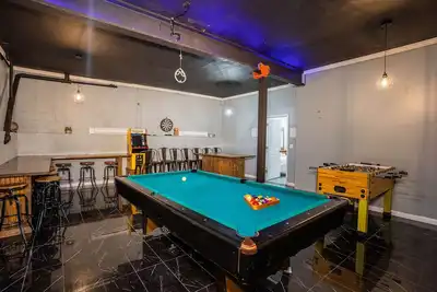 Image de Epic Poconos Farmhouse near Lake Wally- Sleeps 18