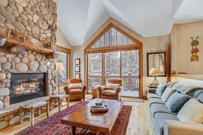 Image de Cozy Mountain 4-Bedroom Retreat in Arrowhead Village by RedAwning