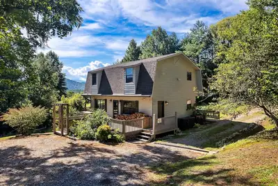 Image de Secluded fully renovated large cabin, with gorgeous mountain views, 5bd, 4ba