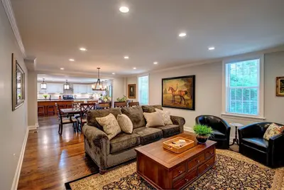 Image de Skaneateles Pet friendly 6 bed 6 bath on Main St very close to downtown center