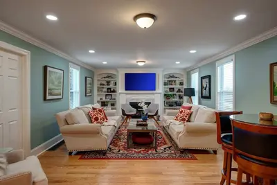 Image de Newly renovated pet friendly 5-bedroom property! Walk to village!
