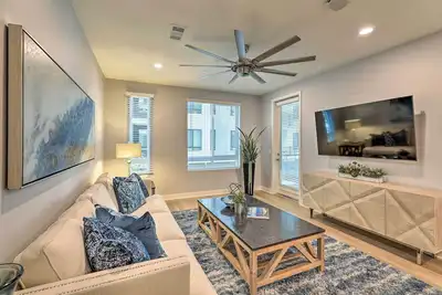 Image de Modern Irvine Condo w/ Pool - 7 Mi to Beach!