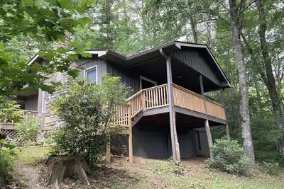 Image de Hilltop Hideaway- Cozy Cabin w/ Fireplace, Private Deck/Yard, Family Friendly!