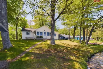 Image de 16 Mile Lake Getaway-Lakefront with Water Toys & Family Time Around a Fire