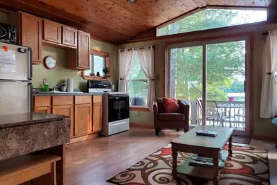 Image de Crooked Lake Cottage-Lakefront Cabin
