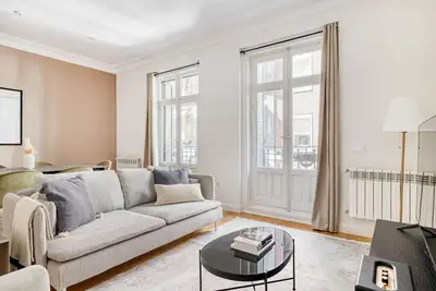 Image de Sleek Huertas-Cortes 3br, in Las Letras & heart of Madrid, by Blueground