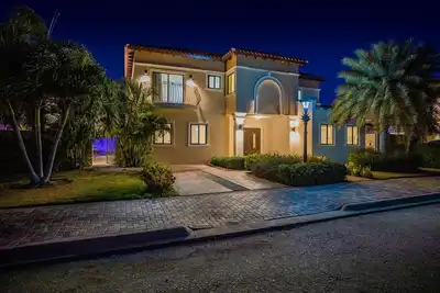 Image de Brand New - 4br Villa w/ Private Pool @ Gold Coast