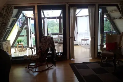 Image de Cozy vacation home (70 sqm) for up to 4 people with winter garden on the edge of the forest