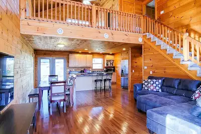 Image de Mountain Home w/ Fireplace, Deck, Foosball Table + Free Attraction Tickets