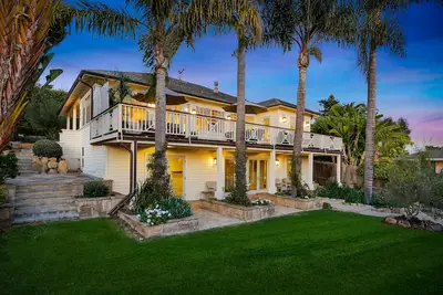 Image de Golden Hour - Brilliant Ocean Views at this Charming Summerland Farmhouse