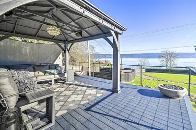 Image de Puget Sound Cabin with Hot Tub and Water Views!