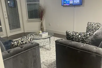 Image de Cozy, luxury 2bd 2bth midtown rental with pool