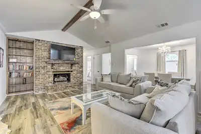 Image de Charming Home w/ Private Patio & Fenced Yard!