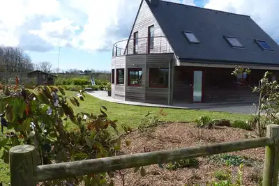 Image de Maison familiale en bois, chaleureuse, au calme entre mer et campagne