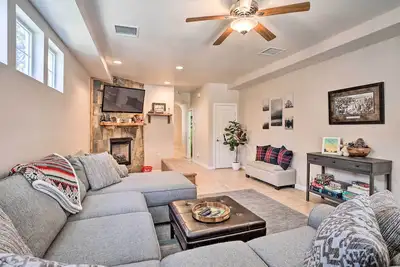 Image de 5 Mi to Big Bear Lake: Cozy Cottage w/ Hot Tub