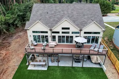 Image de The Hartwell Landing -Lake Hartwell, Sc Waterfront Luxury Home Sleeps up to 29