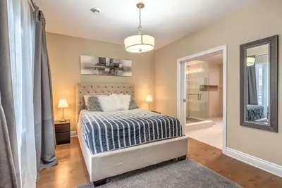 Image de Luxury 2 bedroom, 2 bath condo, 2 balconies, hi speed Wifi with Free parking