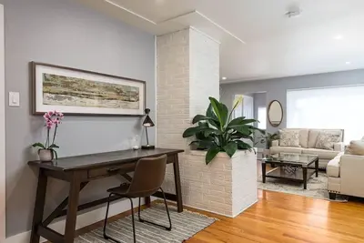 Image de BoHo Bungalow- Shuffleboard, Cornhole, 10 m Den