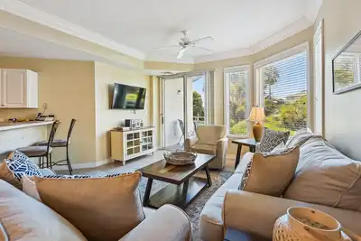 Image de 2104 SeaCrest ~ Steps to the Beach | Pool Bar | Walk to Downtown!
