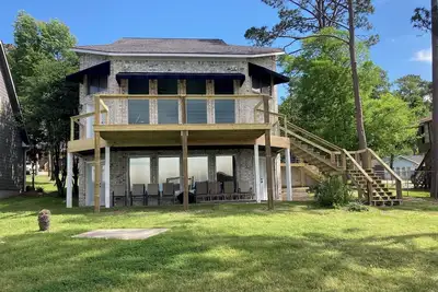 Image de Beautiful 3 Story Lake Front Home with boat lift!