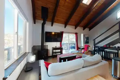 Mountain condo near slopes with fireplace & high-speed WiFi, sleeps 6