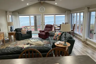 Image de Spacious Lakefront Home with Amazing View