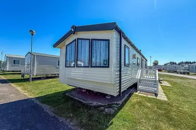 Image de 8 berth caravan with decking at Caister Beach in Norfolk ref 30016s