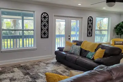 Image de Riverhouse. . . Kayaks included and wildlife included!