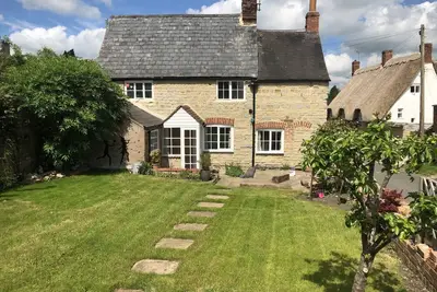 Image de Cosy Character Grade 2 Listed Cottage with Wood Fired Hot Tub