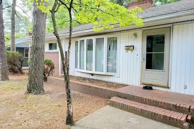 Image de Fully furnished 3-bedroom house sporting  Queen-size beds in each room