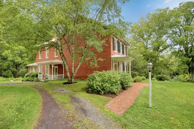 Image de Historic Farmhouse on 12 acres near State College