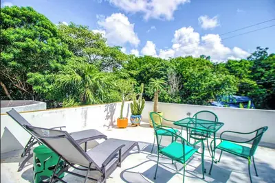 Image de Beautiful Private Tropical Oasis 2 Bedroom 2 Bath Apt, Chef's Kitchen. 1st Floor